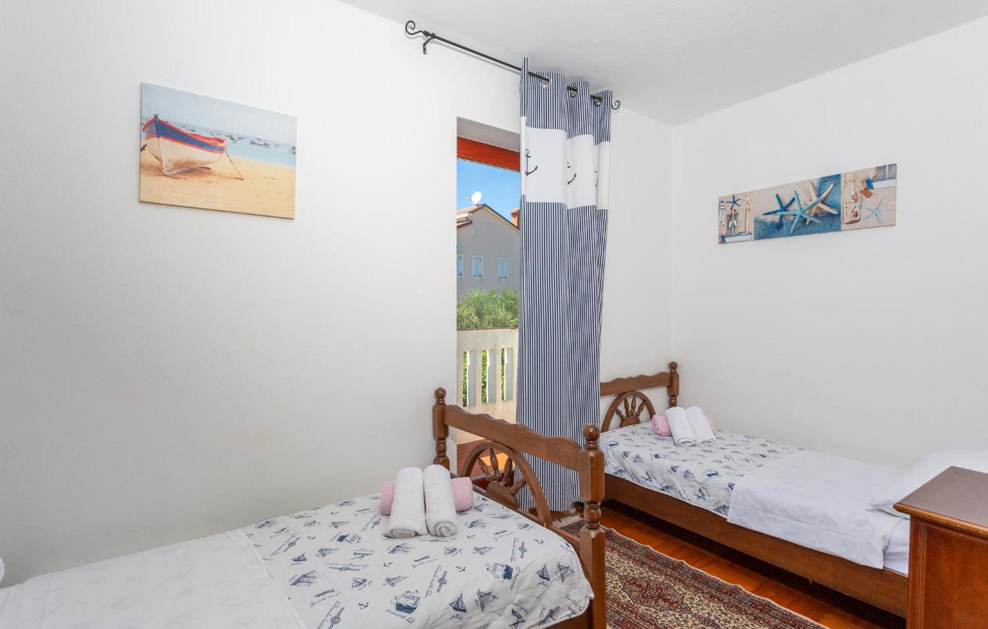 3 Bedroom Stunning Apartment In Krk Krk Town Bagian luar foto