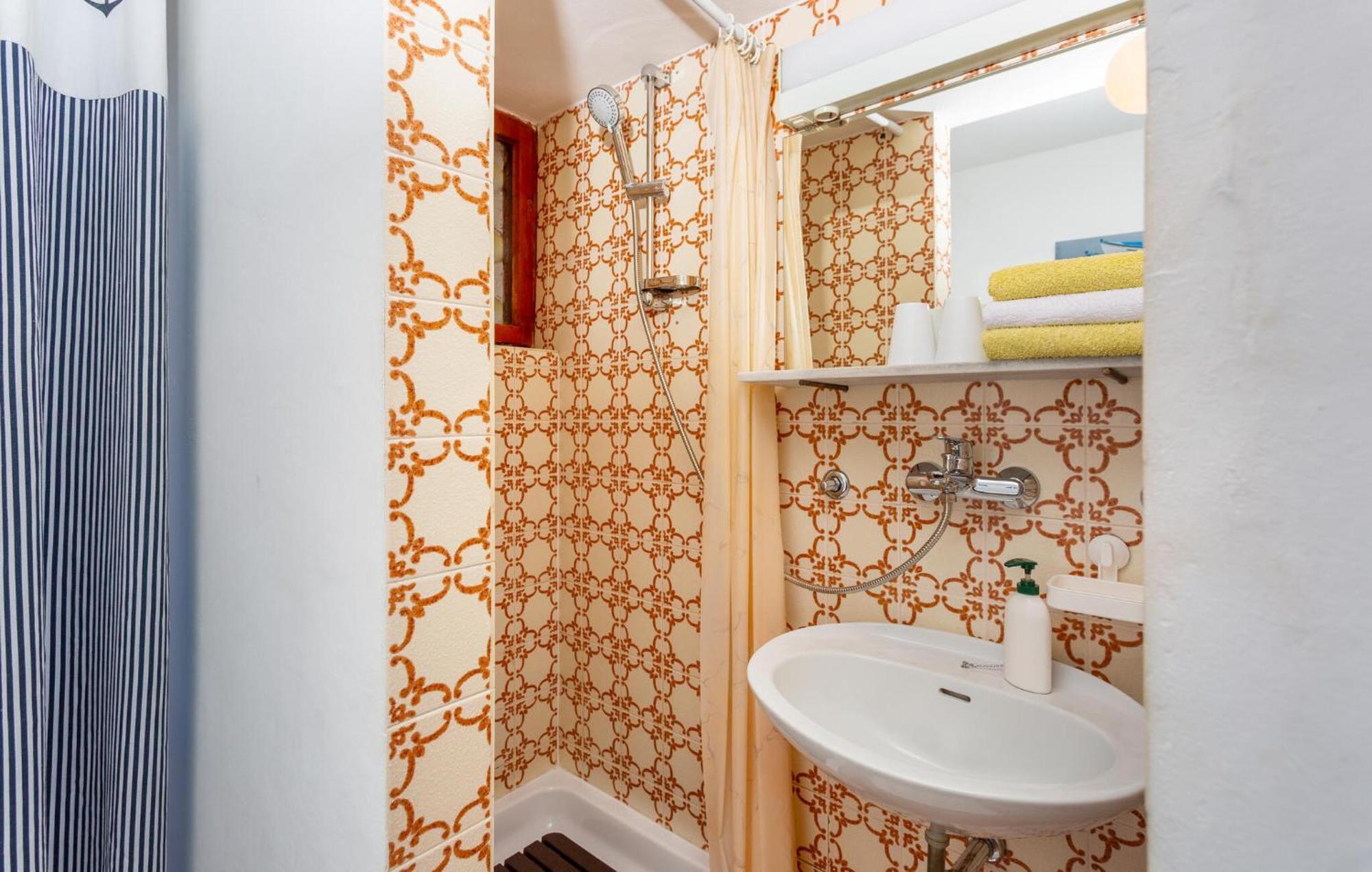 3 Bedroom Stunning Apartment In Krk Krk Town Bagian luar foto